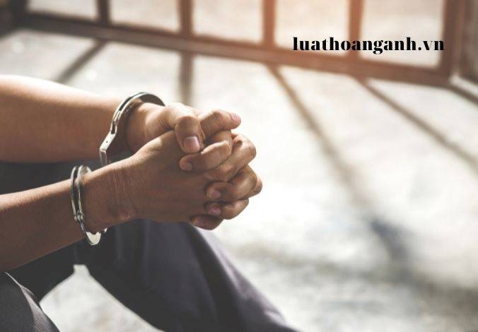 Tội hành hạ người khác là gì?