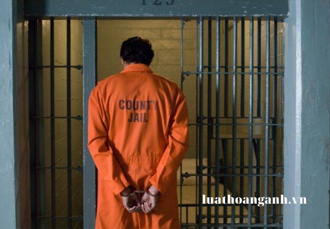 So sánh tội vi phạm quy định về tham gia giao thông đường bộ với tội vi phạm quy định về điều khiển phương tiện giao thông đường sắt?