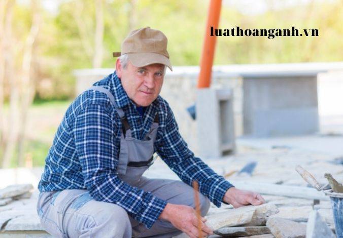 Hỗ trợ người cao tuổi khi tham gia giao thông công cộng như thế nào?