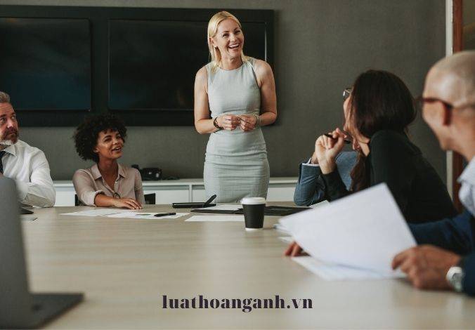 Nghiên cứu khoa học, đào tạo chuyên gia, kỹ thuật viên, sản xuất trang thiết bị dành cho người khuyết tật theo quy định của Luật người khuyết tật như thế nào?