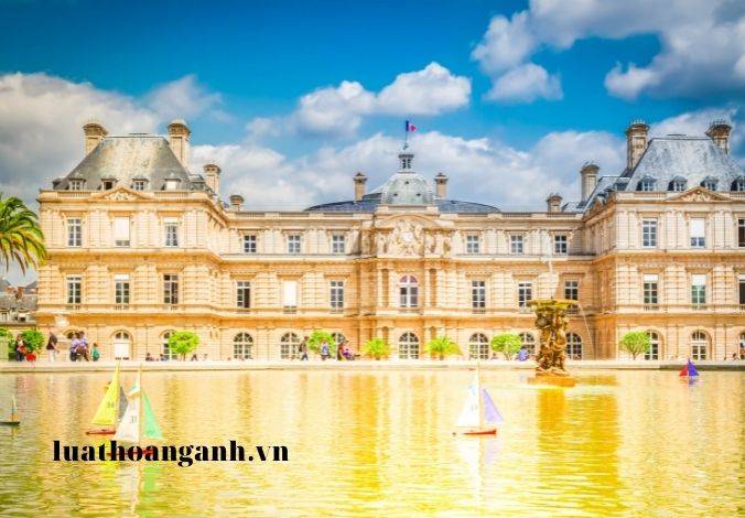 Tuyển sinh và chỉ tiêu tuyển sinh đào tạo liên thông giữa trình độ trung cấp, trình độ cao đẳng với trình độ đại học quy định như thế nào?