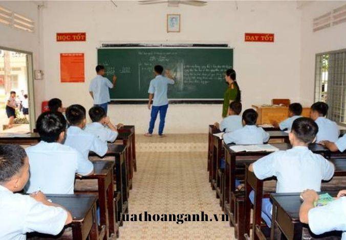 Các quy định về Giấy chứng nhận công tác đặng biệt, phù hiệu và trang phục chiến đấu của Cảnh sát cơ động là gì?