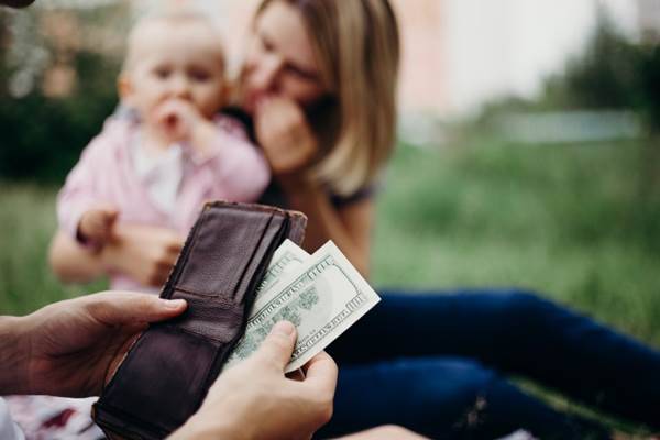 Không chu cấp có được quyền thăm con?